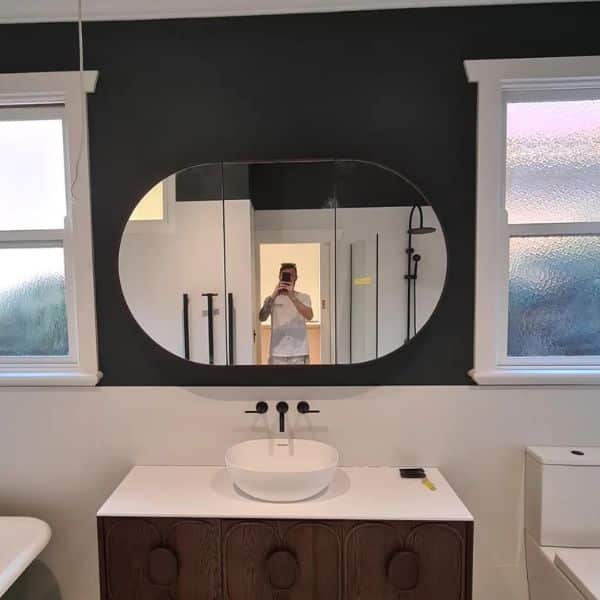 bathroom-with-mirror