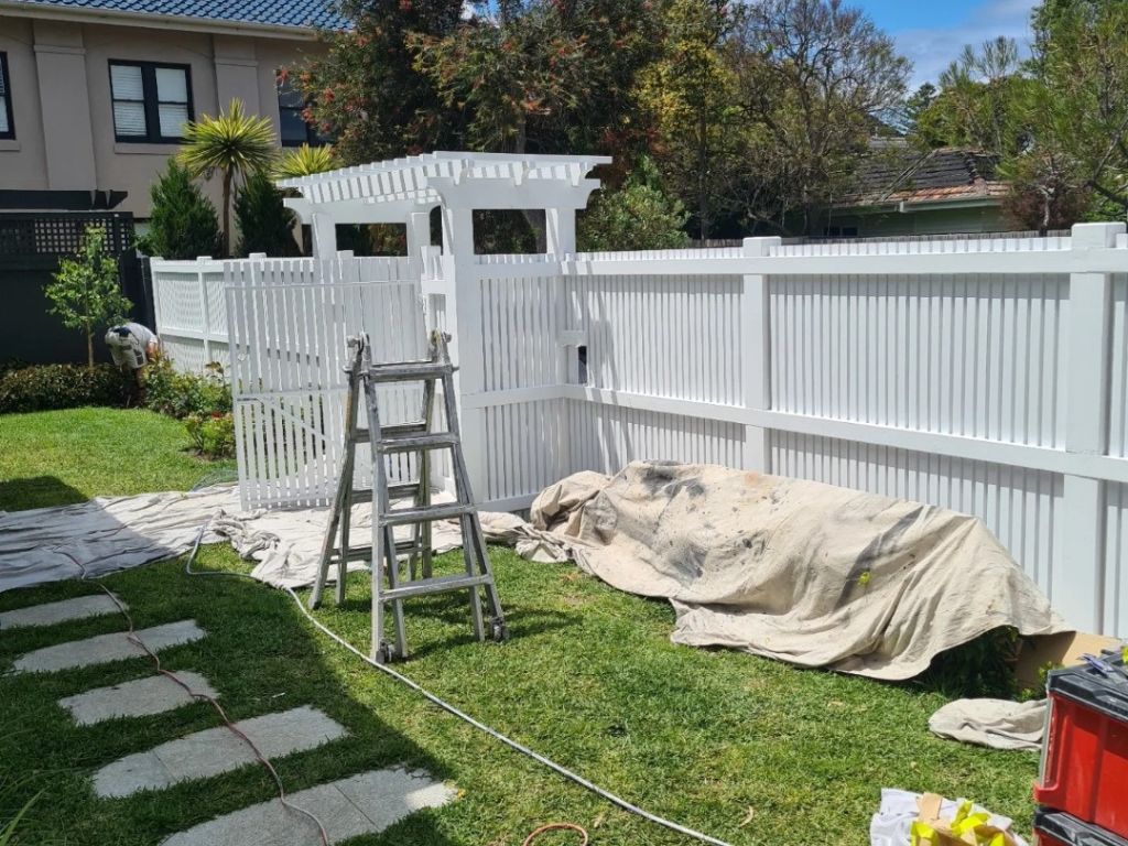 fence and airless spraying